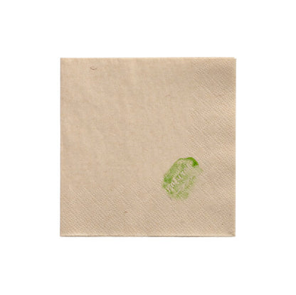 Een 2-laags PAPSTAR-papierservet (24 x 24 cm, 1/4-vouw) van de PAPSTAR GmbH vertoont een kleine groene vlek in de buurt van een hoek en ligt op een eenvoudige witte achtergrond.
