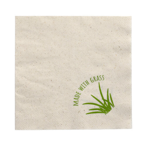 De 2-laagse servetten (33 x 33 cm, 1/8-vouw) van de PAPSTAR GmbH vallen op door hun lichtbeige kleur met bruine spikkels, de groene tekst 'MADE WITH GRASS' en een gras-symbool - perfect voor een stijlvolle tafeldecoratie. Verpakking bevat 250 servetten.