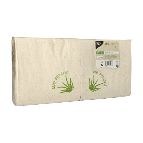 Een rechthoekige verpakking met 250 beige 2-laagse PAPSTAR-servetten (33 x 33 cm, 1/8-vouw) van de PAPSTAR GmbH met de opdruk 'Made with Grass' en groene grasgrafiek - ideaal voor stijlvolle tafeldecoratie.