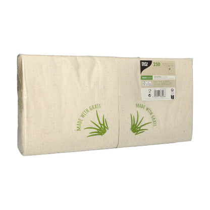Een rechthoekige verpakking met 250 beige 2-laagse PAPSTAR-servetten (33 x 33 cm, 1/8-vouw) van de PAPSTAR GmbH met de opdruk 'Made with Grass' en groene grasgrafiek - ideaal voor stijlvolle tafeldecoratie.