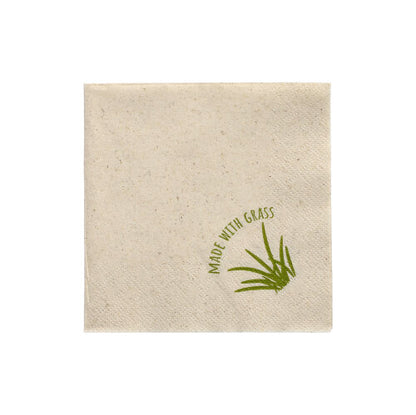 De 250 servetten van de PAPSTAR GmbH zijn beige, 2-laags vierkante servetten (24 x 24 cm) met zichtbare vezels, een groene grasgrafiek en de opdruk "MADE WITH GRASS" in een hoek.