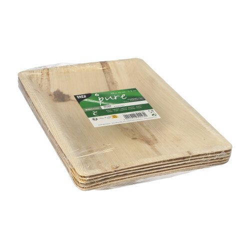 Een stapel PAPSTAR 6 borden, palmblad "pure" rechthoekig natuur van de PAPSTAR GmbH in transparante plasticfolie met groen-wit etiket, biedt een duurzame serviesoplossing voor milieubewuste gelegenheden.