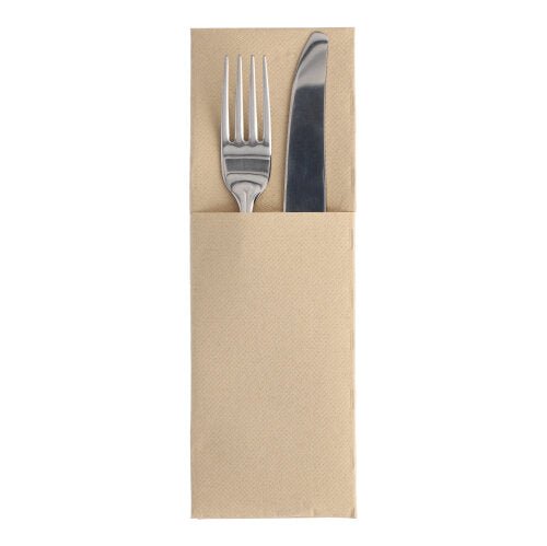 In een servettenhoes „ROYAL Collection“ 48 x 30 cm met bestekvouw van de PAPSTAR GmbH (50 stuks) bevinden zich vork en mes van roestvrij staal, waarbij het bestek gedeeltelijk boven de bovenrand van de hoes zichtbaar is.