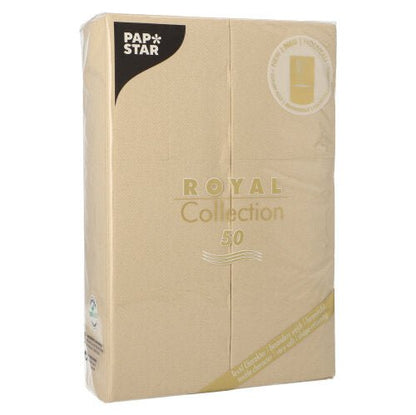 Een verzegelde beige verpakking met 50 servetten „ROYAL Collection“ 48 x 30 cm met bestekvouw van de PAPSTAR GmbH, met goud-witte branding en productinformatie op de voorkant.