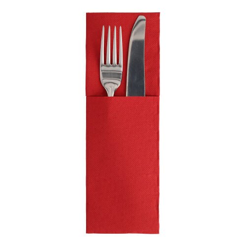 Zilveren vork en mes liggen in een rode servetpocket, gevouwen in klassieke bestekvouwstijl, op een witte achtergrond - een elegante aanvulling op de ROYAL Collection '50 servetten' (48 x 30 cm) met bestekvouw van PAPSTAR GmbH.