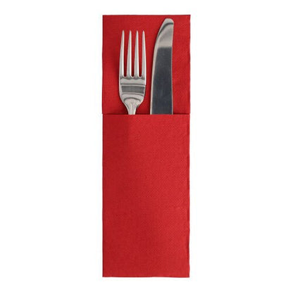 Zilveren vork en mes liggen in een rode servetpocket, gevouwen in klassieke bestekvouwstijl, op een witte achtergrond - een elegante aanvulling op de ROYAL Collection '50 servetten' (48 x 30 cm) met bestekvouw van PAPSTAR GmbH.