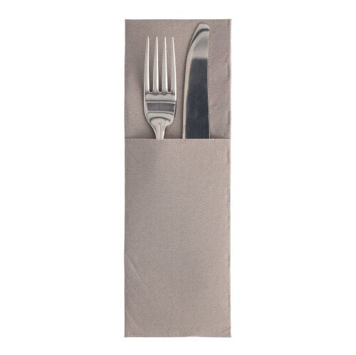 Een zilveren vork en een zilveren mes liggen naast elkaar in een bruine PAPSTAR 50 servetten „ROYAL Collection“ 48 cm x 30 cm met bestekvouw-servet van de PAPSTAR GmbH, gepresenteerd op een eenvoudige witte achtergrond.