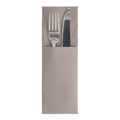 Een zilveren vork en een zilveren mes liggen naast elkaar in een bruine PAPSTAR 50 servetten „ROYAL Collection“ 48 cm x 30 cm met bestekvouw-servet van de PAPSTAR GmbH, gepresenteerd op een eenvoudige witte achtergrond.
