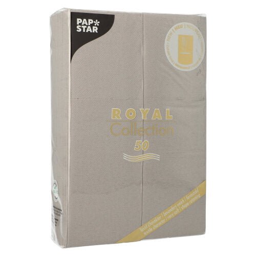 Een verzegelde verpakking met 50 PAPSTAR-servetten „ROYAL Collection“ 48 cm x 30 cm met bestekvouw van de PAPSTAR GmbH staat rechtop en is voorzien van goud-witte tekst en een rond embleem op de verpakking.