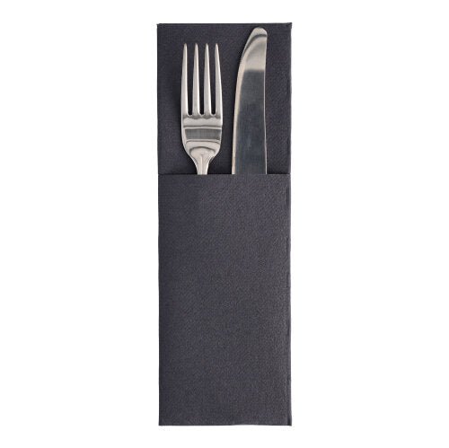Een zilveren vork- en messenhanger in een PAPSTAR GmbH servet "ROYAL Collection" 48x30 cm met bestekvouw, waarvan de handvatten zichtbaar zijn boven de zwarte hoes.