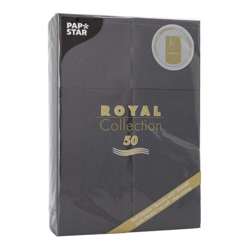 Een verzegelde verpakking met 50 servetten „ROYAL Collection“ 48 x 30 cm met bestekvouw van de PAPSTAR GmbH, met goud-witte tekst en een rond embleem in de rechterbovenhoek.