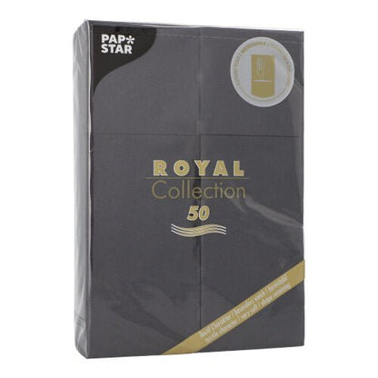 Een verzegelde verpakking met 50 servetten „ROYAL Collection“ 48 x 30 cm met bestekvouw van de PAPSTAR GmbH, met goud-witte tekst en een rond embleem in de rechterbovenhoek.