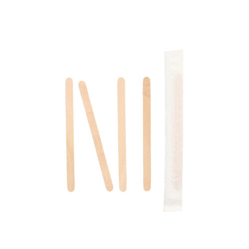 Vier PAPSTAR 1000 roerstaafjes van hout 'pure' van PAPSTAR GmbH zijn verticaal gerangschikt op een witte achtergrond, het vierde staafje is afzonderlijk verpakt.