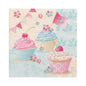 Illustration von drei Cupcakes mit rosa und blauem Zuckerguss, Kirschen obenauf, Blumen, Wimpeln und einer rosa Flagge vor einem pastellfarbenen Hintergrund mit PAPSTAR 20 Servietten 33x33 cm 3lagig Design Set 6 von PAPSTAR GmbH als elegante Akzente.