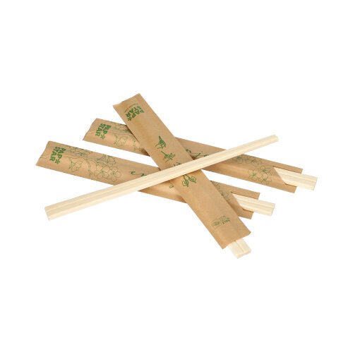 Vier paar PAPSTAR eetstokjes hout "pure" (21 cm), van PAPSTAR GmbH: twee paar afzonderlijk verpakt in folie, en twee paar gekruist op witte achtergrond.