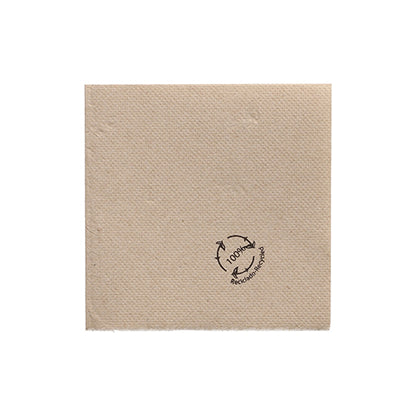 De PAPSTAR servetten 1/4-vouw, 20x20 cm natuur van gerecycled papier (100 stuks) van PAPSTAR GmbH is een bruine, gerecyclede servet met een zwarte "100% Gerecycled"-stempel en recycling-symbool op een witte achtergrond.