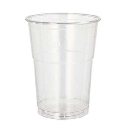Een Starpak 50 drinkbeker R-PET glashelder staat rechtop op een witte achtergrond - perfect voor milieuvriendelijk serveren van dranken.