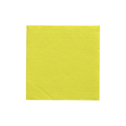 De PAPSTAR servetten 1/4-vouw, 24x24 cm limoengroen uit de "DAILY Collection" van PAPSTAR GmbH (20 stuks) ligt voor stijlvolle tafeldecoratie op de foto vierkant op witte achtergrond en toont zijn gestructureerde, frisse kleur.