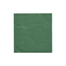 Eine schlichte, quadratische PAPSTAR Servietten 1/4-Falz (24x24 cm) in dunkelgrün aus der "DAILY Collection" (20 Stück) der PAPSTAR GmbH liegt mittig auf weißem Grund.