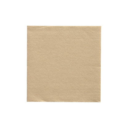 Die unifarbene, quadratische Serviette "PAPSTAR Servietten 1/4-Falz, 24x24 cm sand" aus der DAILY Collection (20 Stück) der PAPSTAR GmbH steht mittig auf weißem Grund und zeigt ein dezentes, strukturiertes Muster ohne sichtbares Design oder Logo.