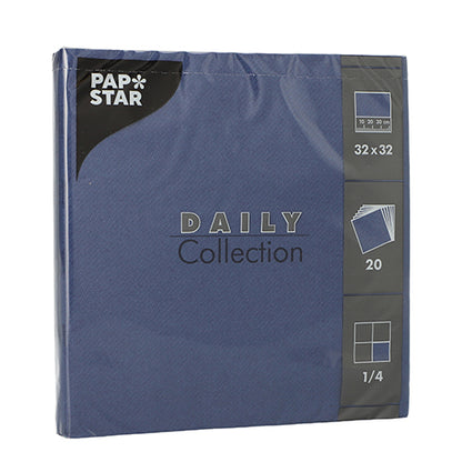 Een blauwe verpakking met 20 PAPSTAR servetten "DAILY Collection" 1/4-vouw, 32 x 32 cm van PAPSTAR GmbH - ideaal voor de stijlvolle tafeldecoratie, met vouw- en hoeveelheidsymbolen aan de rechterkant.