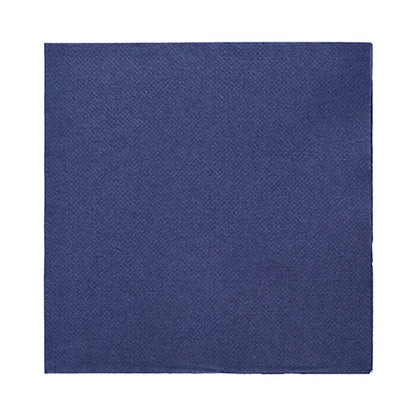 De 20 servetten "DAILY Collection" 1/4-vouw, 32x32 cm, van PAPSTAR GmbH presenteren zich in eenvoudig donkerblauw met een eenvoudige structuur en rechte randen - ideaal voor elke tafeldecoratie, gepresenteerd tegen een witte achtergrond.