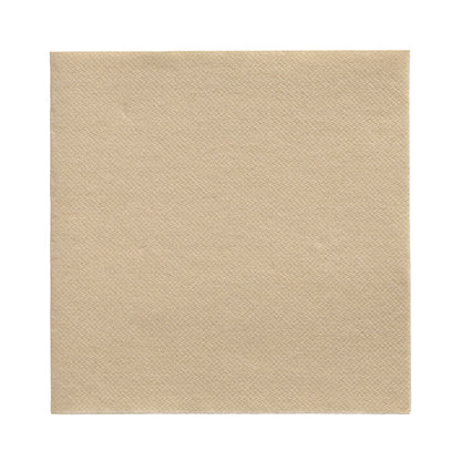 Een enkele beige PAPSTAR 20 servetten "DAILY Collection" servet (32x32 cm, 1/4-vouw) van de PAPSTAR GmbH is afgebeeld op een witte achtergrond, ideaal voor elegante servetten of eenvoudige tafeldecoratie.