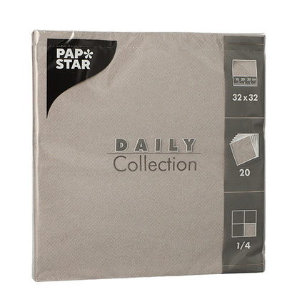 De 20 servetten „DAILY Collection“ (32x32 cm, 1/4-vouw) van de PAPSTAR GmbH komen in een stijlvolle lichtbruine verpakking met zilveren en witte tekst, perfect voor een elegante tafeldecoratie.
