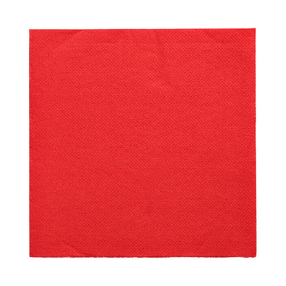 Op een witte achtergrond is een rood papieren servet (32 x 32 cm) van de PAPSTAR GmbH met 50 servetten „DAILY Collection“ in 1/4-vouw formaat afgebeeld.