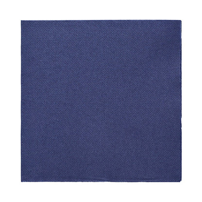 Een effen donkerblauwe PAPSTAR 50 servetten "DAILY Collection" (32x32 cm, 1/4-vouw) van PAPSTAR GmbH is afgebeeld op een witte achtergrond. Het hoogwaardige servet valt op door zijn eenvoudige, patroonloze structuur.
