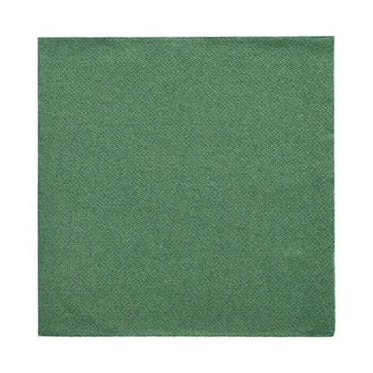 Een groene vierkante servet uit de PAPSTAR 50 servetten "DAILY Collection" (32 x 32 cm, 1/4-vouw) van PAPSTAR GmbH presenteert zich op een witte ondergrond en benadrukt zo zijn eenvoudige elegantie.
