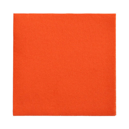 Een enkele oranje PAPSTAR 150 servetten "DAILY Collection" 1/4-vouw (32 x 32 cm) van PAPSTAR GmbH ligt plat op een witte ondergrond.