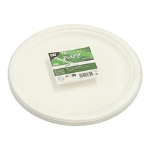 Een stapel van 12 ronde, witte PAPSTAR "pure" suikerrietborden, ongescheiden, composteerbaar en milieuvriendelijk, van PAPSTAR GmbH, verpakt in plastic met een groen-wit etiket met productdetails.