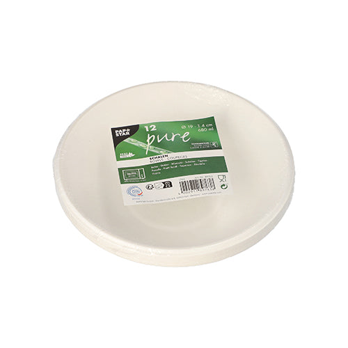 Een stapel van twaalf PAPSTAR 12 schalen, suikerriet 'pure' van de PAPSTAR GmbH, witte, ronde, milieuvriendelijke wegwerpborden, verpakt in plastic met een groen-wit etiket met productdetails en symbolen voor recycling en composteerbaarheid (biologisch afbreekbaar).