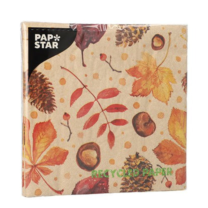 Een pak PAPSTAR 20 servetten, 33x33 cm, 3-laags, natuur, met een herfstblad- en eikelmotief. Met het zwarte etiket "PAP STAR" linksboven op de verpakking. Van PAPSTAR GmbH. Gemaakt van gerecycled papier.