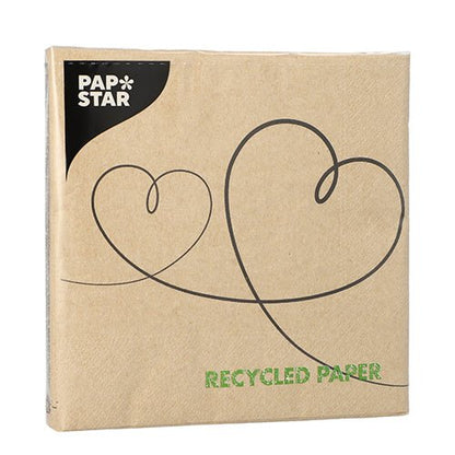 Op een bruine verpakking met het opschrift "PAPSTAR" in de hoek met twee hartcontouren en "RECYCLED PAPER" bevinden zich PAPSTAR 20 servetten, 33x33 cm, 3-laags, natuur, van PAPSTAR GmbH.