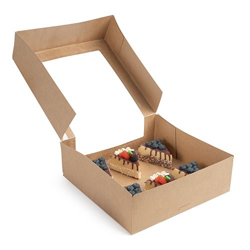 De PAPSTAR 25 taartdozen met deksel rechthoekig met PLA-venster van de PAPSTAR GmbH bevatten vier gedecoreerde taartstukken met slagroom en verschillende vruchten, mooi gepresenteerd in de milieuvriendelijke verpakking.