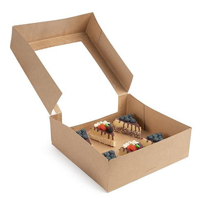 De PAPSTAR 25 taartdozen met deksel rechthoekig met PLA-venster van de PAPSTAR GmbH bevatten vier gedecoreerde taartstukken met slagroom en verschillende vruchten, mooi gepresenteerd in de milieuvriendelijke verpakking.