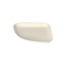 Afgebeeld is een witte, driehoekige PAPSTAR bord van suikerriet (13x13 cm, 1/4) uit de lijn "Belle Vie" op een witte achtergrond. Het milieuvriendelijke wegwerpbord (24 stuks) van PAPSTAR GmbH heeft afgeronde randen en is verpakt in krimpfolie.