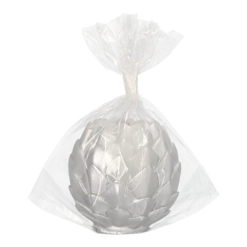 De Starpak bolkaars Ø 10 cm zilver "Pine Cone" wordt geleverd in doorzichtige plasticfolie, heeft een geplooide bovenkant en beschikt over een feestelijk dennenappeldesign - ideaal als decoratief accent.