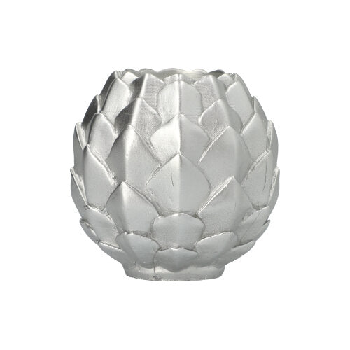 De Starpak bolkaars Ø 10 cm zilver "Pine Cone" is een zilveren, ronde kaars met feestelijk dennenappeldesign en overlappende segmenten - ideaal als elegant decoratiestuk.