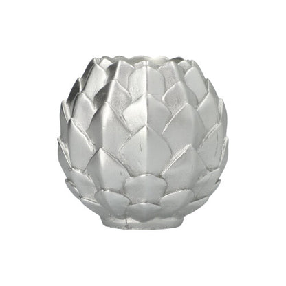 De Starpak bolkaars Ø 10 cm zilver "Pine Cone" is een zilveren, ronde kaars met feestelijk dennenappeldesign en overlappende segmenten - ideaal als elegant decoratiestuk.