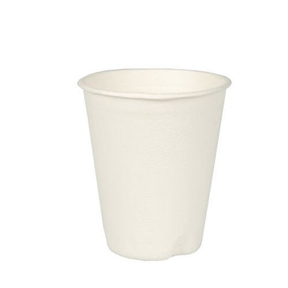 Een PAPSTAR drinkbeker van suikerriet "pure", 8 cm, wit, voor warme dranken (40 stuks), staat rechtop voor een witte achtergrond.