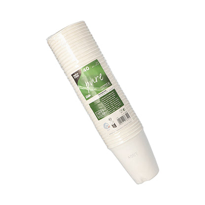 Een stapel witte PAPSTAR drinkbekers van suikerriet "pure" (8 cm) voor warme dranken, 40 stuks van PAPSTAR GmbH, verpakt in krimpfolie met groen-wit etiket, productdetails en barcode zijn zichtbaar op het label.