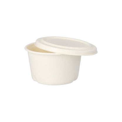 De milieuvriendelijke PAPSTAR 50 soepbekers van suikerriet "pure" in wit van PAPSTAR GmbH wordt met licht gekanteld, biologisch afbreekbaar deksel gepresenteerd tegen een witte achtergrond.