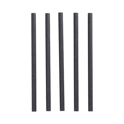 Vijf zwarte cilindrische PAPSTAR 100 shake-rietjes papier Ø 10 mm · 21 cm van PAPSTAR GmbH staan rechtop in een rij voor een witte achtergrond - ideaal voor milieubewuste gastheren.