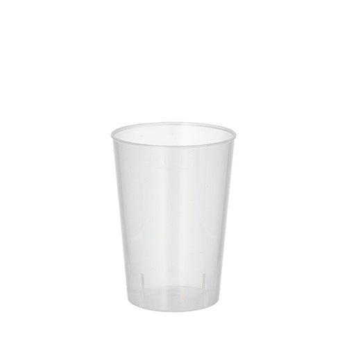 Een heldere Starpak 20 herbruikbare drinkbekers PP 0,1 l (translucent, onbreekbaar) staat rechtop op een eenvoudige witte achtergrond en benadrukt zijn herbruikbare ontwerp.