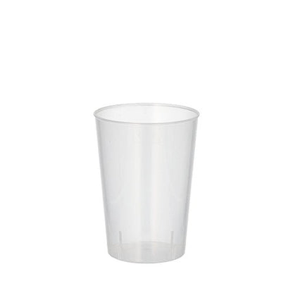 Een heldere Starpak 20 herbruikbare drinkbekers PP 0,1 l (translucent, onbreekbaar) staat rechtop op een eenvoudige witte achtergrond en benadrukt zijn herbruikbare ontwerp.