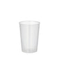 Een heldere Starpak 20 herbruikbare drinkbekers PP 0,1 l (translucent, onbreekbaar) staat rechtop op een eenvoudige witte achtergrond en benadrukt zijn herbruikbare ontwerp.