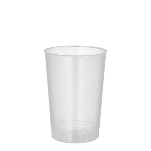 Een Starpak 10 herbruikbare drinkbeker PP, doorschijnend en onbreekbaar, staat rechtop voor een witte achtergrond.